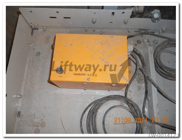 Трансформатор DAA628B1 на крыше кабины лифта Otis