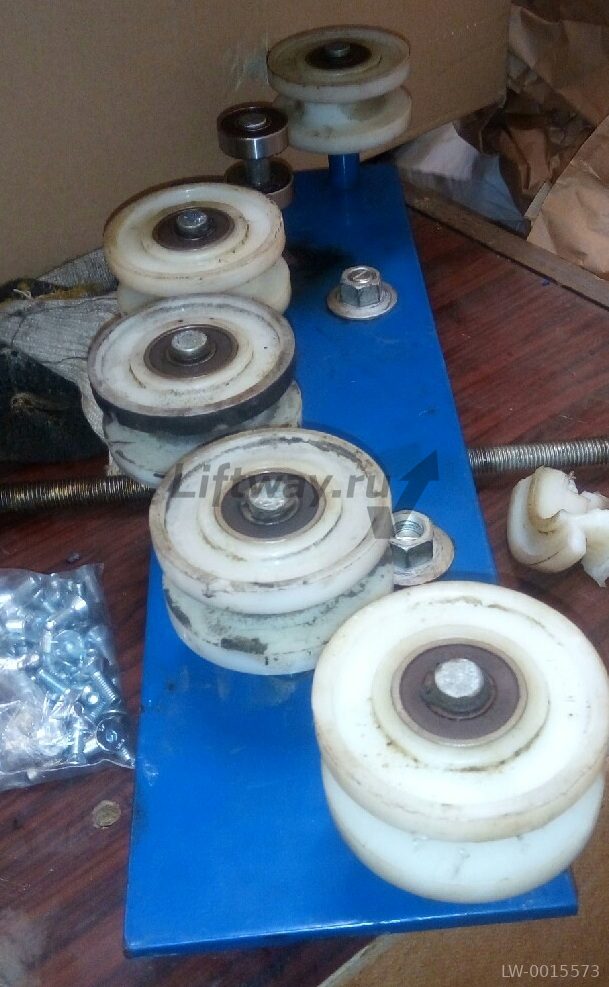 Ролик направляющий верхний поручня эскалатора Отис (2 подшипника 6201-2RS)